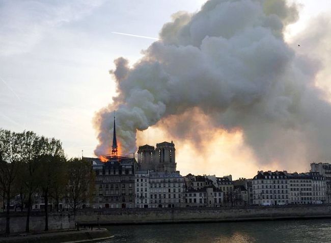 Kebakaran Gereja Katedral Notre Dame, Paris, Prancis, Senin 15 April 2019. (Foto: REUTERS/Benoit Tessier)