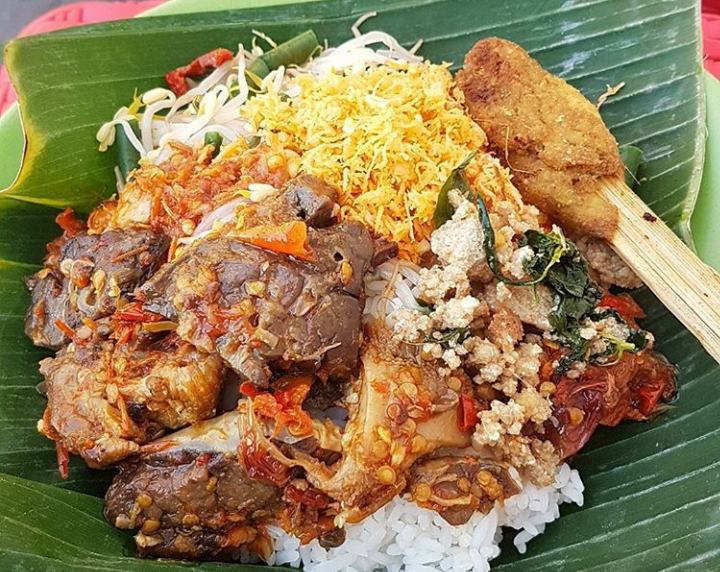 Ini nasi buk yang kedua. Nasi campur ala Jawa. Serupa tapi tak sama. Satu yang paling tak sama, tidak ada sambal pencitnya. (Foto:Istimewa/Happy Suhadi)