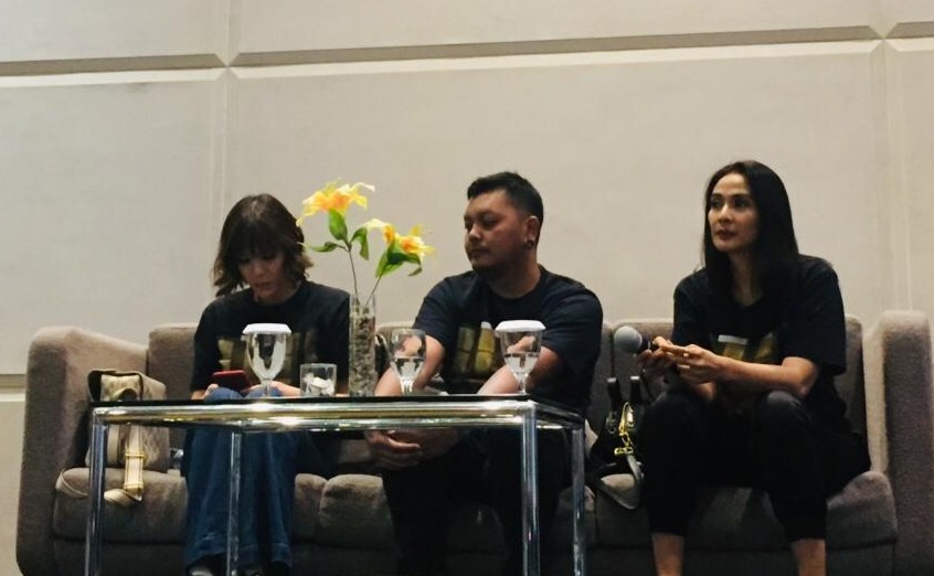 Robby Ertanto Soediskam (tengah), Moudy Koenaedi (Kanan), Olga Lidya (kiri)  meet and greet dengan para penggemar di Surabaya Town Square.  (Foto:Pitasari/ngopibareng.id) 