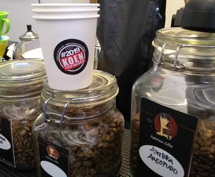 Sembari ngopi sak mblengere, #2019 Koen Tetep Dulurku menjadi warna yang berbea. (Foto:WidiKamidi/ngopibareng.id)