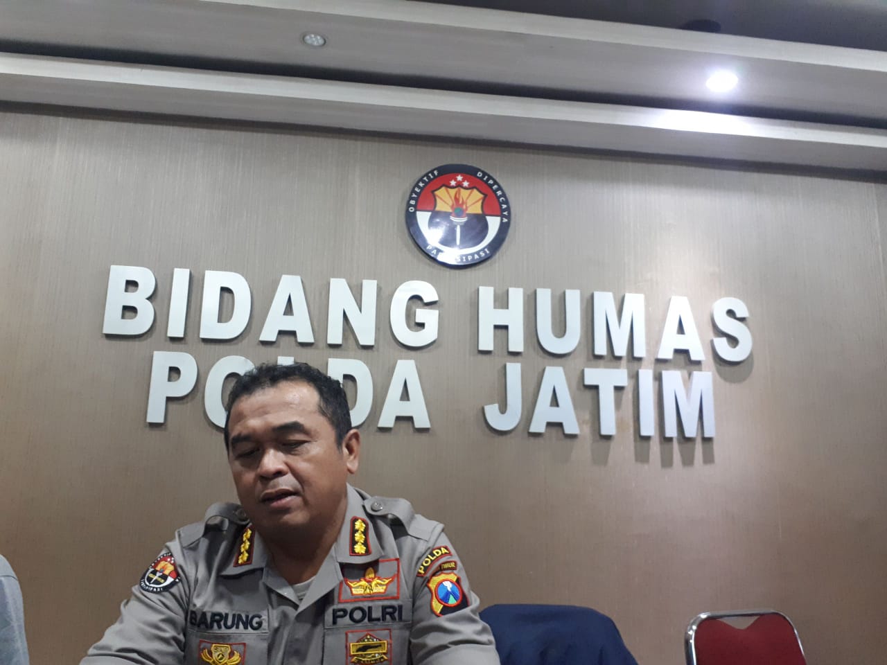 Kombs Pol Frans Barung Mangera memberi keterangan pers di Polda Jatim. (Foto: Alief/ngopibareng.id)