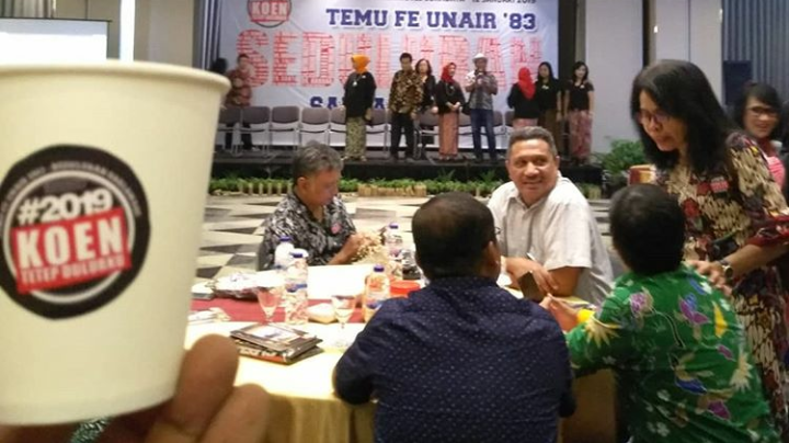 Seduluran, ojo jotos-jotosan. Temu alumni dengan suasana adem ngajak kenthel paseduluran. (Foto:WidiKamidi/ngopibareng.id)