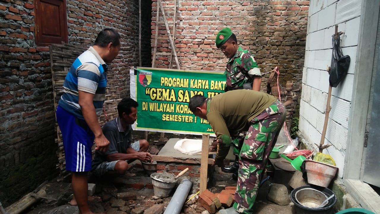 Danramil 0815/07 Jetis Kapten Inf Sasminto Saat Meninjau Pembuatan Salah Satu Jamban