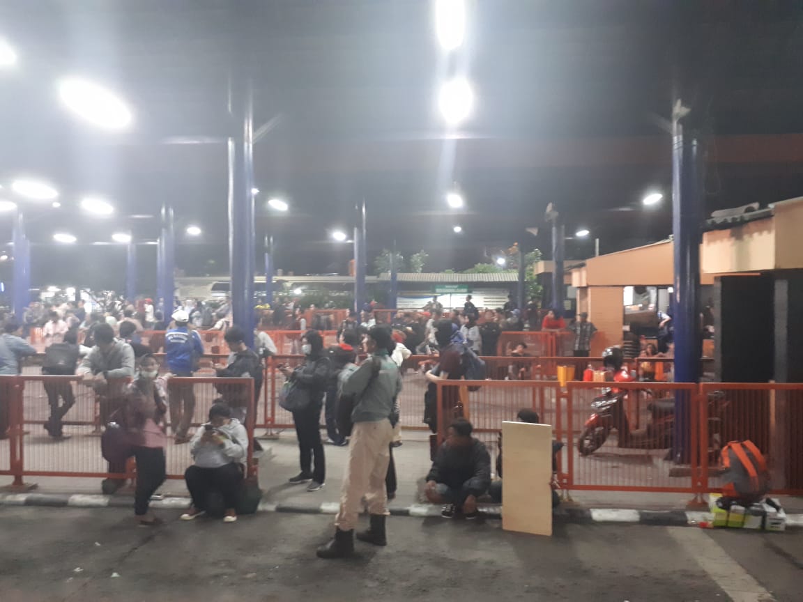 Ribuan penumpang keleleran menunggu kedatangan bus di Terminal Purabaya, Bungurasih, Sidoarjo, Selasa, 16 April 2019. Mereka hendak pulang kampung untuk mencoblos di Pemilu 2019. (Foto: Alief/ngopibareng.id)