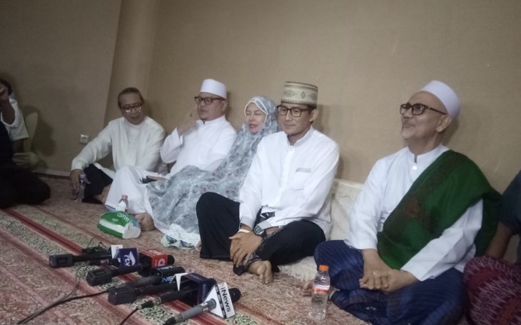 Calon Wakil Presiden RI Sandiaga Salahuddin Uno bersama istrinya, Nur Asia, usai menunaikan salat Subuh dan zikir bersama di Mesjid At Taqwa, Kebayoran Baru, Jakarta Selatan, Rabu, 17 April 2019. (Foto: Susilo/Antara)