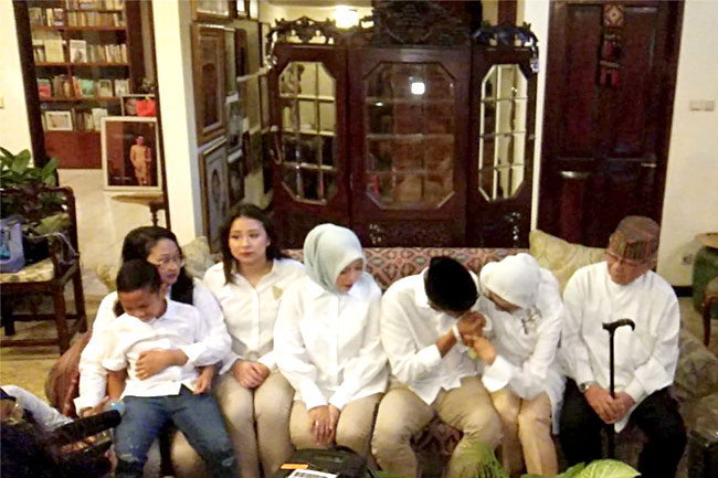 Sandiaga Uno sowan ke rumah orangtua untuk sungkeman dan mohon doa restu sebelum nyoblos ke TPS.