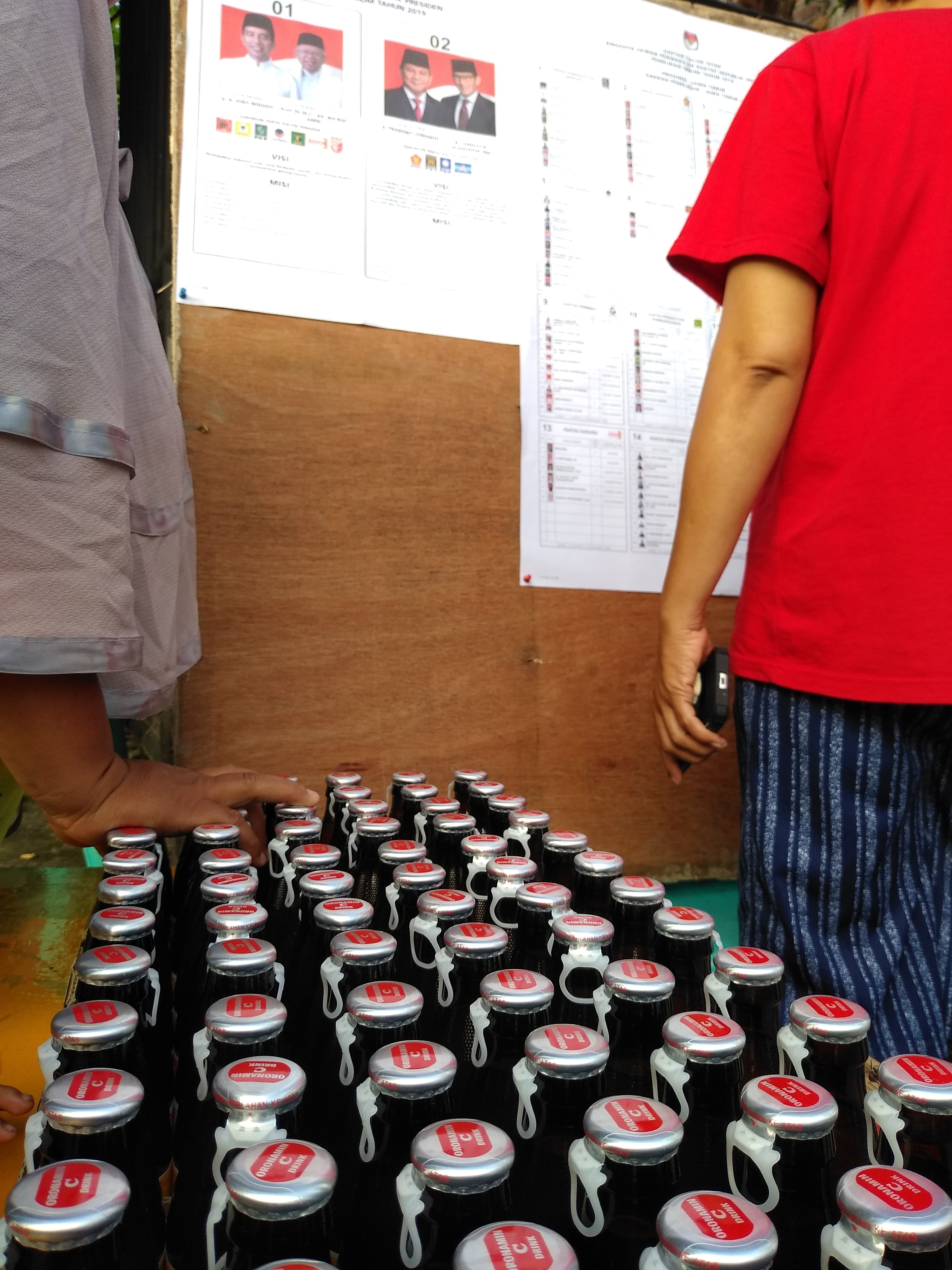 Dibagikan gratis untuk siapa saja yang mencoblos, golput berati gak dapat yang gratisan begini. (Foto:WidiKamidi/ngopibareng.id)