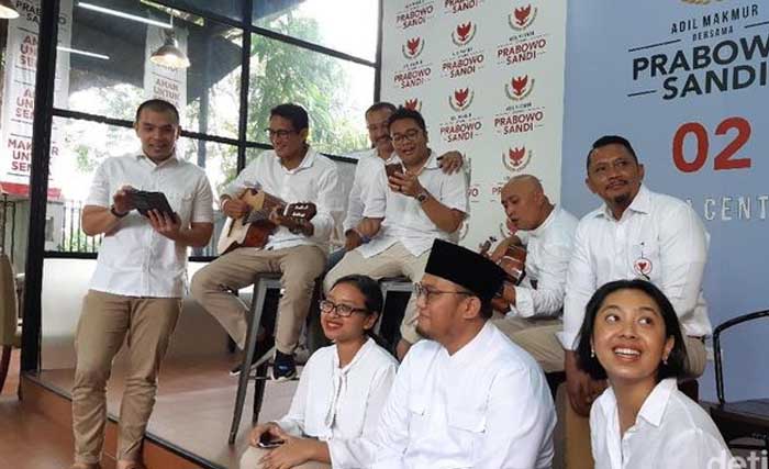 Capres  Sandiaga memainkan gitar  di Jalan Sriwijaya, Jakarta Selatan, Rabu 17 April. (Foto:SumutKota)