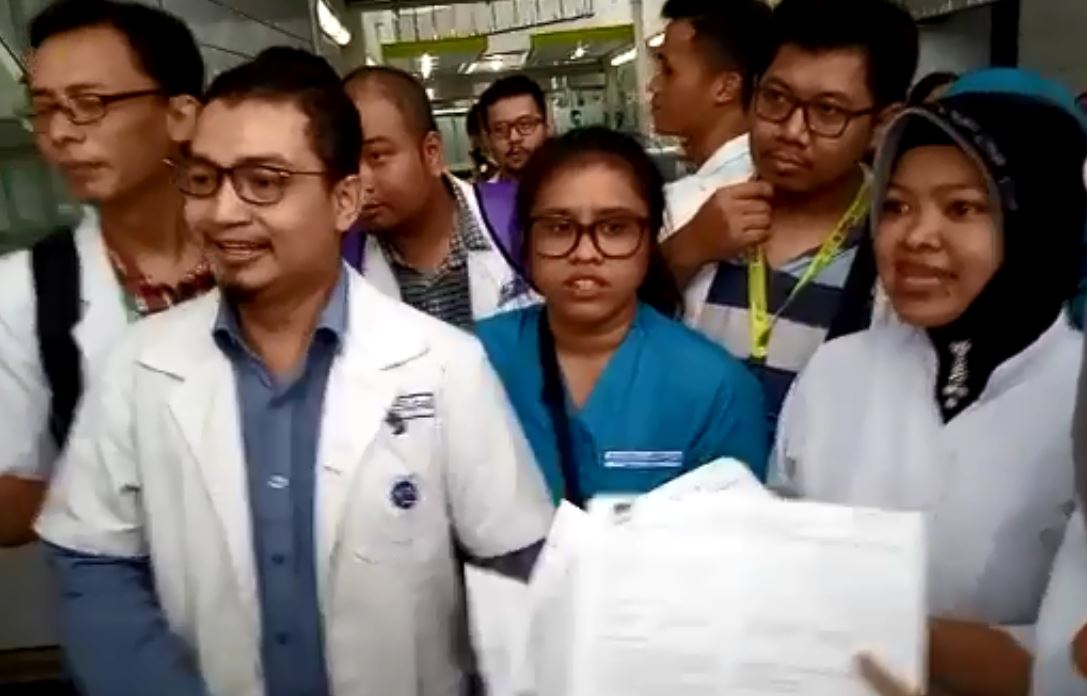 Puluhan tenaga medis di RSUD Dr. Soetomo nyaris tak bisa mencoblos. (Foto: Pita/ngopibareng.id)