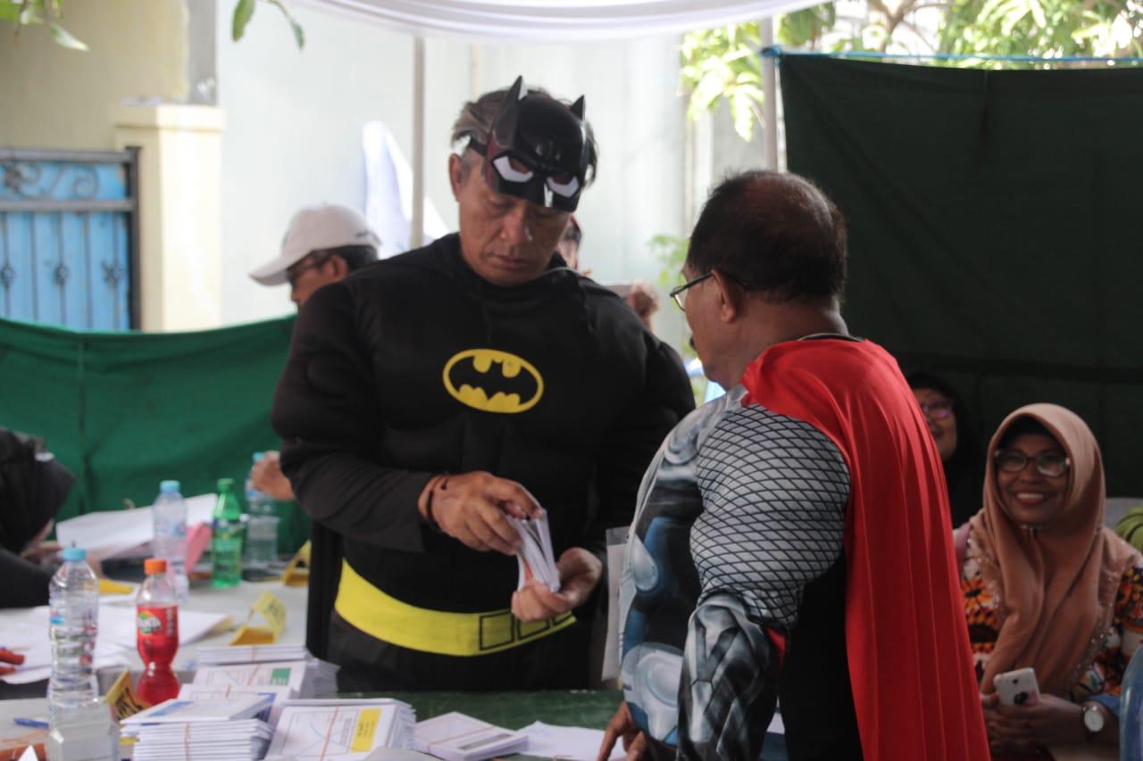 Batman sedang menghitung surat suara TPS 5 Pondok Benowo Indah. (Foto: Faiq/ngopibareng.id)