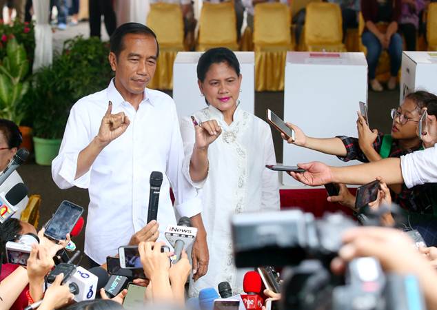 Presiden Joko Widodo bersama Ibu Negara Iriana Jokowi usai menggunakan hak pilihnya. (Foto: dok/antara)