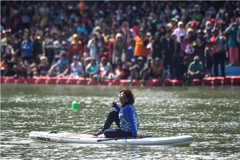 Susi Pudjiastuti di atas paddling sembari menyeruput kopi. (Foto:Istimewa/merah putih)