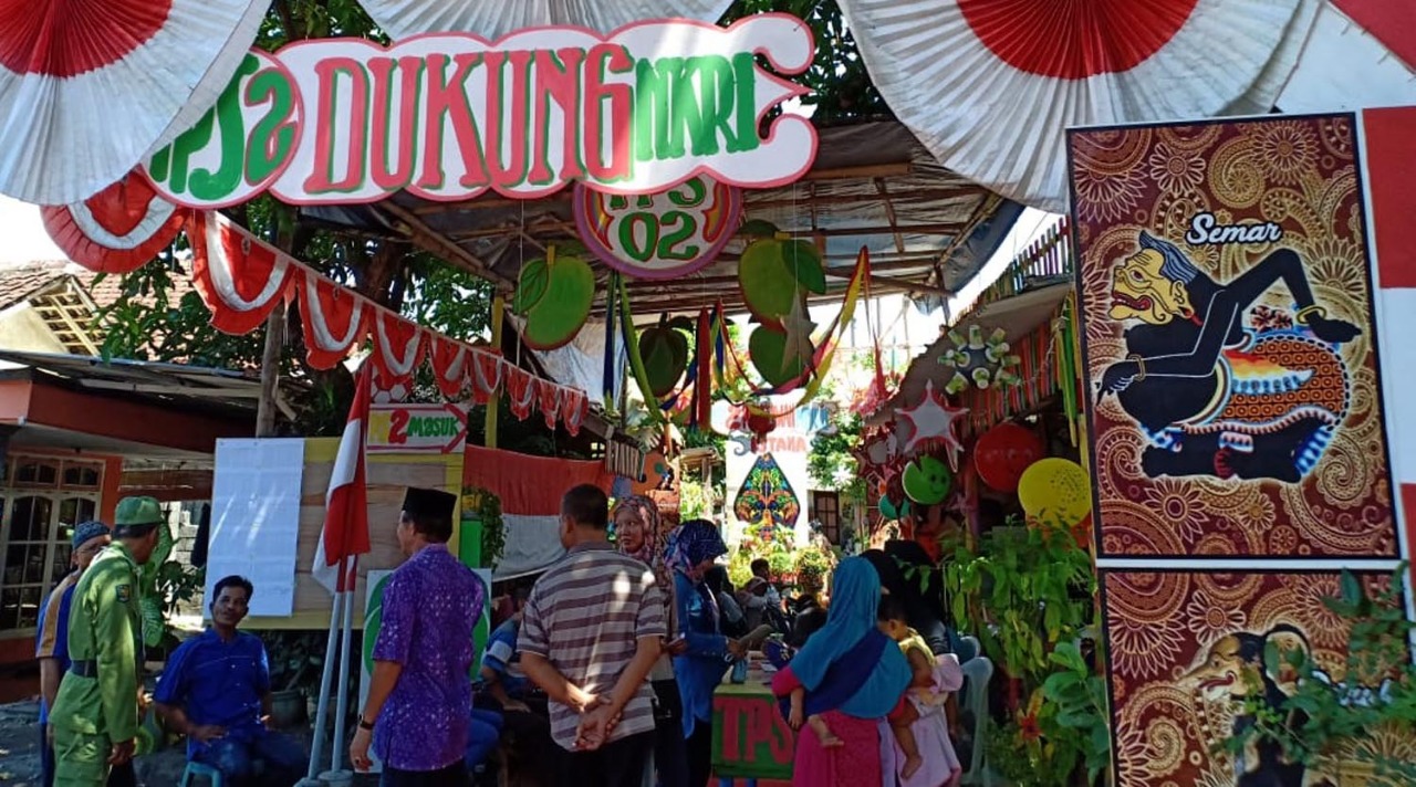  TPS 02 Wiroborang, Kota Probolinggo yang berhias wayang. (Foto: Ikhsan/ngopibareng.id)