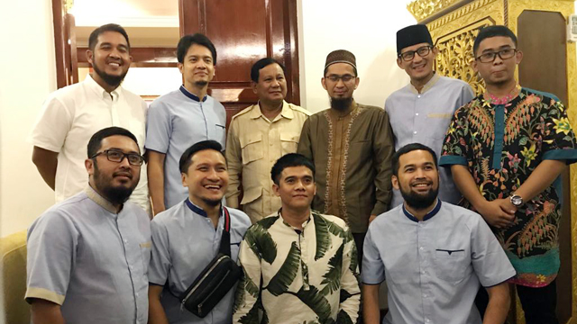 Arie Untung ( depan kiri kedua) bersama para artis pendukung Prabowo Subianto-Sandiaga Uno.