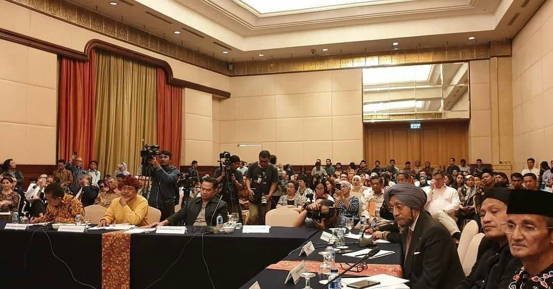 KH Husein Muhammad (paling kanan) bersama Ulil Abshar-Abdalla dalam forum Titik Temu di Jakarta, belum lama ini. (Foto: gusduruan for ngopibareng.id)