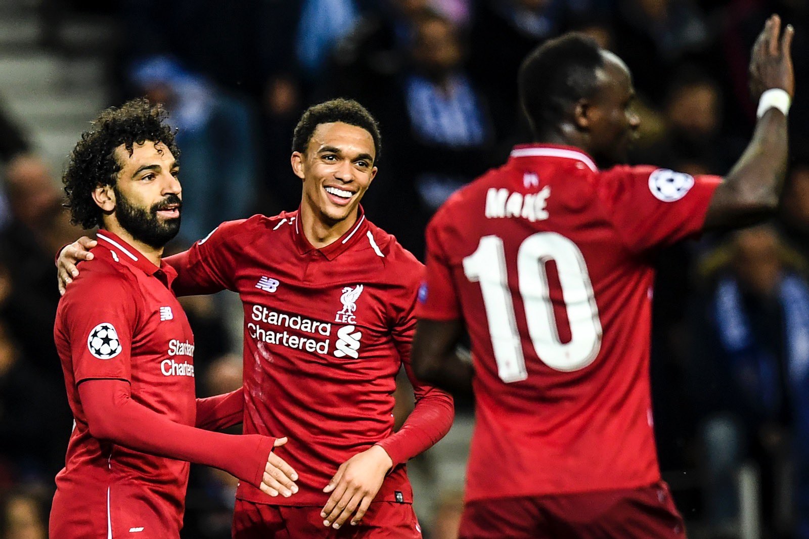 Mohammed Salah berselebrasi dengan rekan setim usai mencetak gol ke gawang Porto. (Foto: Twitter@liverpool)