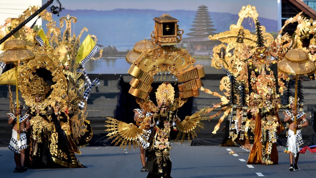Jember Fashion Carnaval, event karnaval berkelas internasional. Tidak kalah dengan Rio Carnaval (Karnaval Rio) di Brazil dan Pasadena Flower Carnival di Los Angeles, Amerika Serikat.