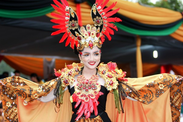 Salah satu penampilan Ashanty di Jember Fashion Carnaval, yang digagas oleh mendiang Dynand Fariz.