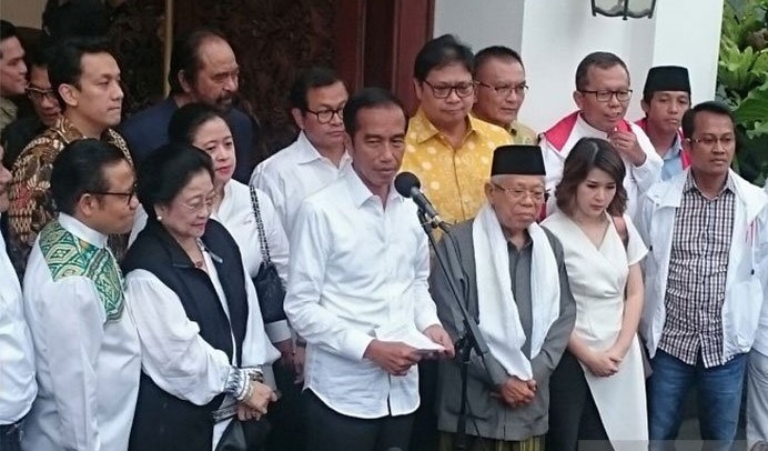 Calon presiden nomor urut 01 Joko Widodo bersama sejumlah ketua umum parpol koalisi Indonesia Kerja di Restoran Plataran, Jakarta, Kamis, 18 April 2019. (Foto: Antara)