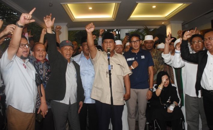 Capres nomor urut 02 Prabowo Subianto (tengah) bersama Cawapres Sandiaga Uno dan petinggi partai pendukung mengangkat tangan saat mendeklarasikan kemenangannya pada Pilpres 2019 kepada awak media di kediaman Kertanegara, Jakarta, Kamis, 18 April 2019. Prabowo kembali mendeklarasikan kemenangannya versi real count internal BPN sebesar 62 persen. (Foto: Antara)