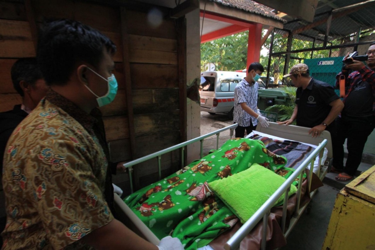 JENAZAH Abdul Azis, anggota KPPS yang meninggal dunia di RSUD dr Mohamad Saleh, Kota Probolinggo. (Foto: Ikhsan/ngopibareng.id)