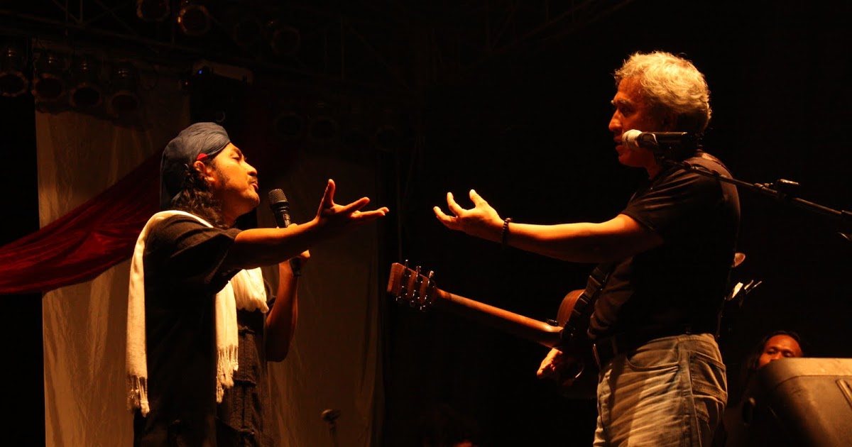 Zastrouw Al-Ngatawi (kiri) ketika sepanggung bersama Iwan Fals. (Foto: dok ngopibareng.id)