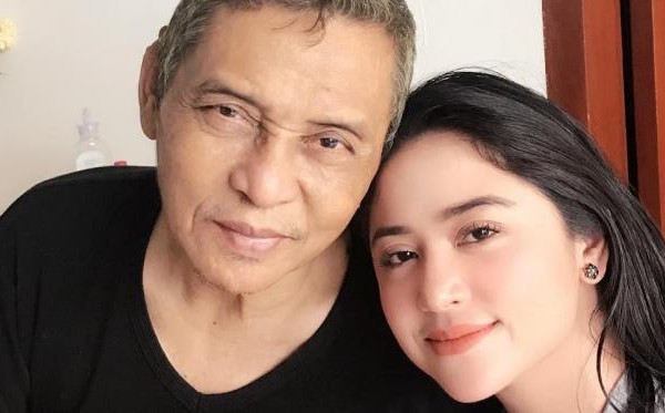 Demi pengobatan ayah, Dewi Perssik rela 'banting tulang' hingga sang ayah sehat lagi.