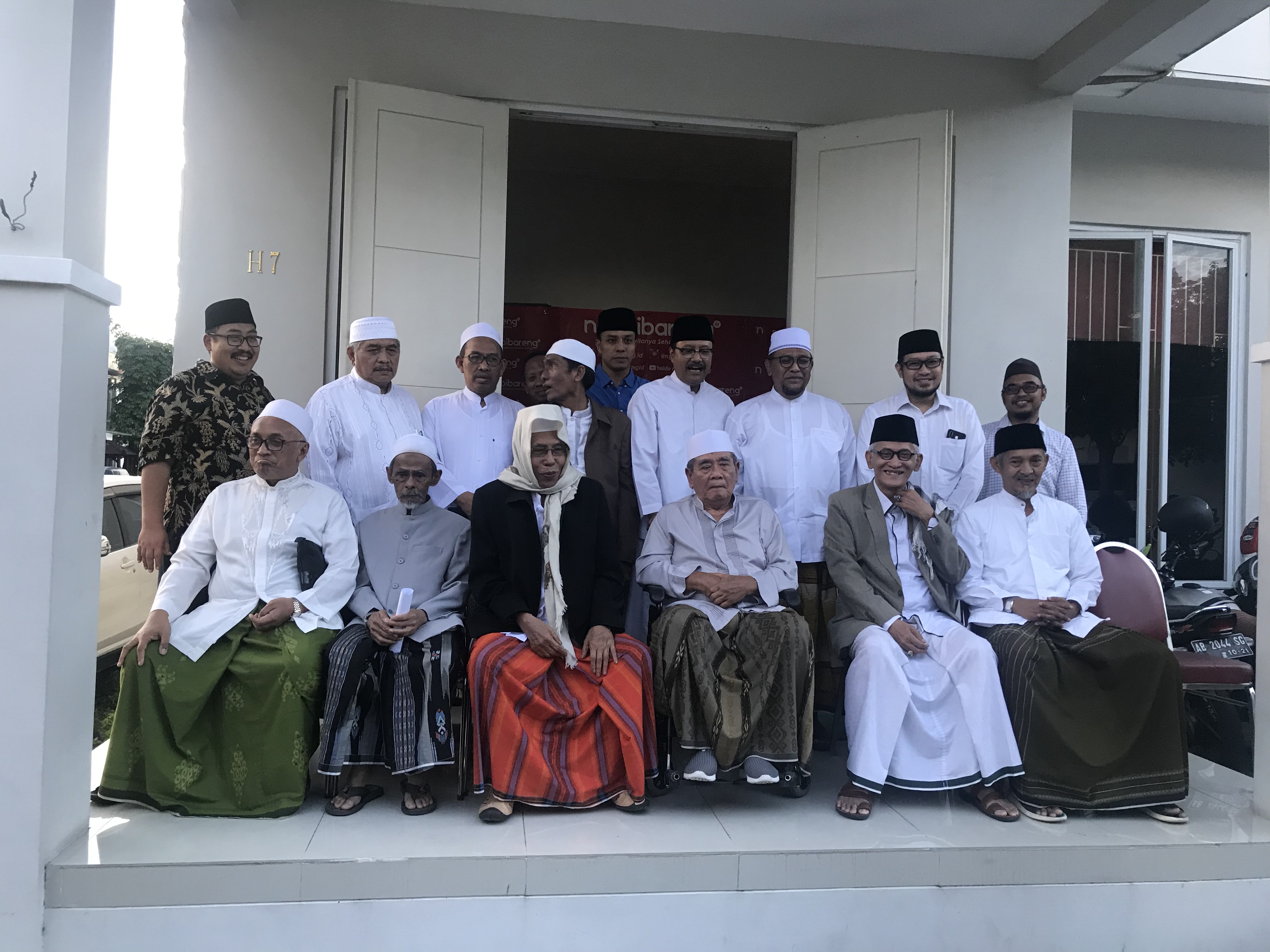 Beberapa Kiai Sepuh se Jawa Timur bertemu di rumah Ketua PBNU Saifullah Yusuf, Jumat 19 April 2019. (Foto: ngopibareng.id)