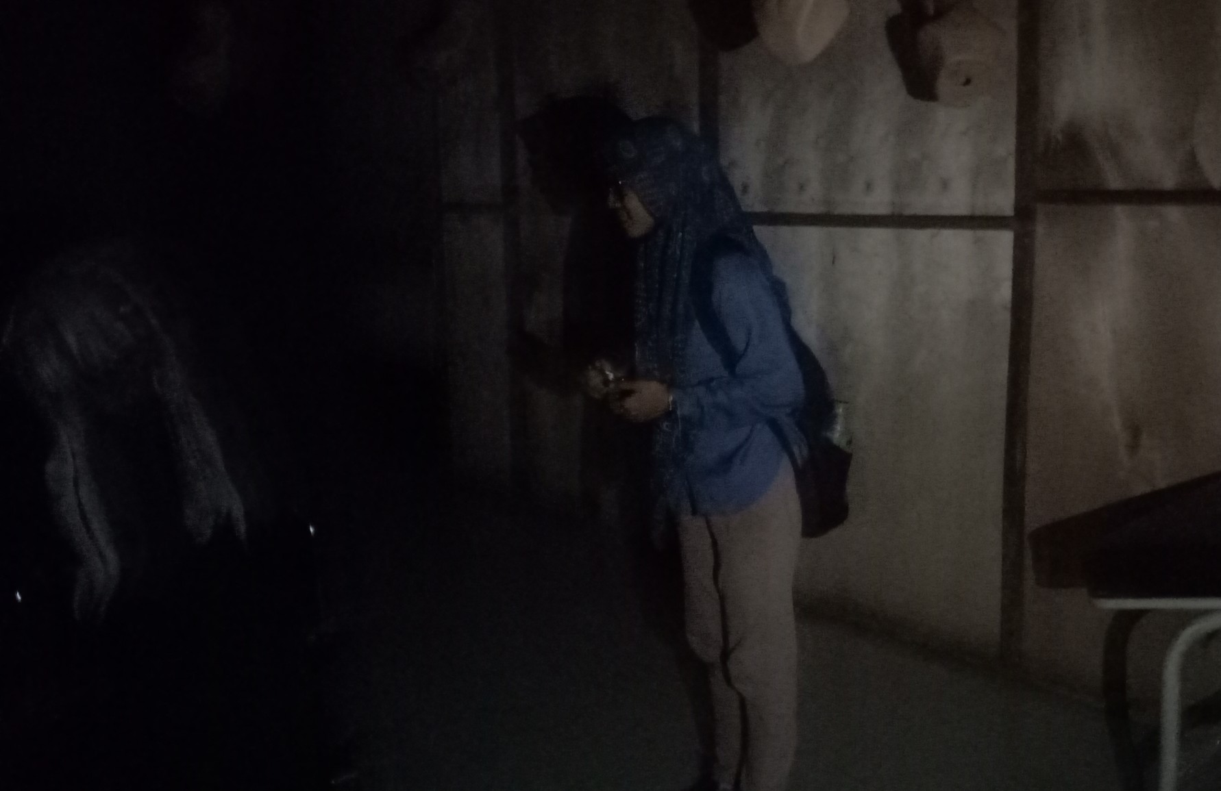 Suasana di dalam wahana rumah hantu di Paranoia di Royal Plaza Surabaya. (Foto: Pita/ngopibareng.id)