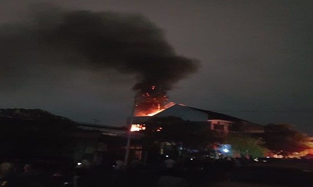 Sebuah gudang baju di Tulungagung terbakar. (Foto: Istimewa)