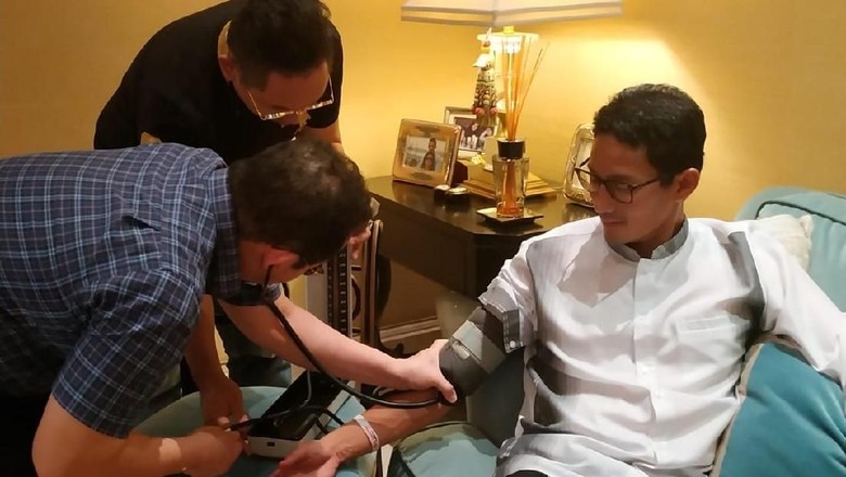 Sandiaga Uno menjalani pemeriksaan kesehatan dengan dokter ahli penyakit dalam dari RS Awal Bros, Kartariadi Gandadinata. (Foto: Istimewa)