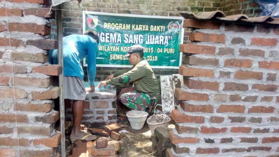 Anggota Koramil 0815/04 Puri Bersama Warga Saat Mengerjakan Pembuatan Jamban 