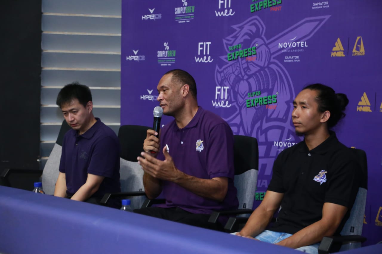 Pelatih CLS Knights Indonesia, Brian Rowsom (tengah). (Foto: dokumentasi)