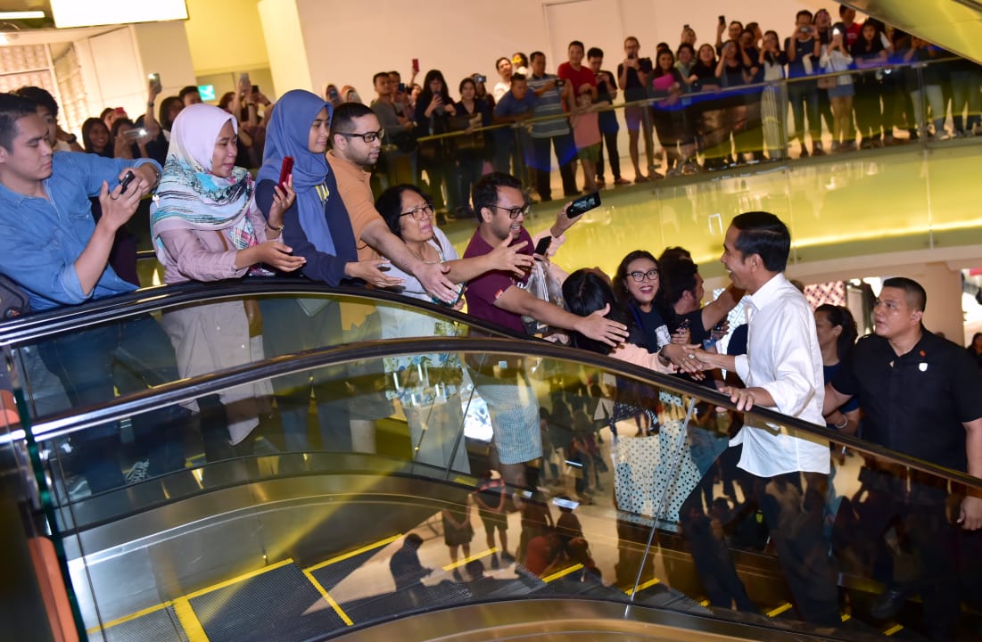 Presiden Joko Widodo saat berkunjung ke Grand Indonesia Mall, Jakarta, Sabtu 20 April 2019. (Foto: setneg for ngopibareng.id)