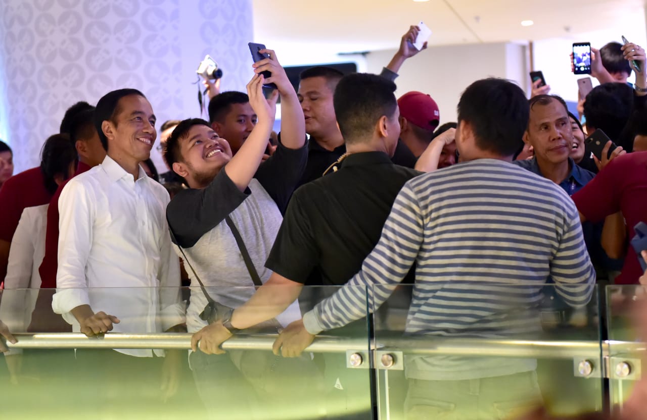 Presiden Joko Widodo saat berkunjung ke Grand Indonesia Mall, Jakarta, Sabtu 20 April 2019. (Foto: setneg for ngopibareng.id)