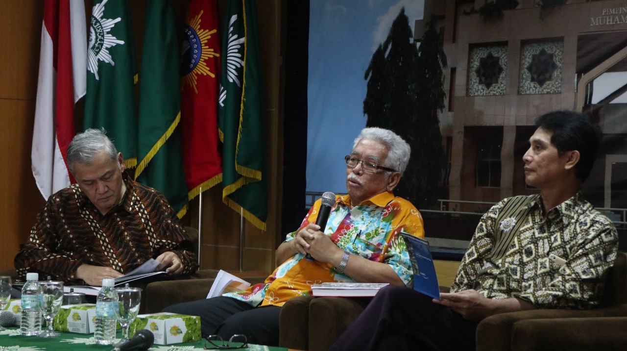 Abdul Munir Mulkhan, Guru Besar Emiritus Universitas Muhammadiyah Surakarta (UMS). (Foto: md for ngopibareng.id) 