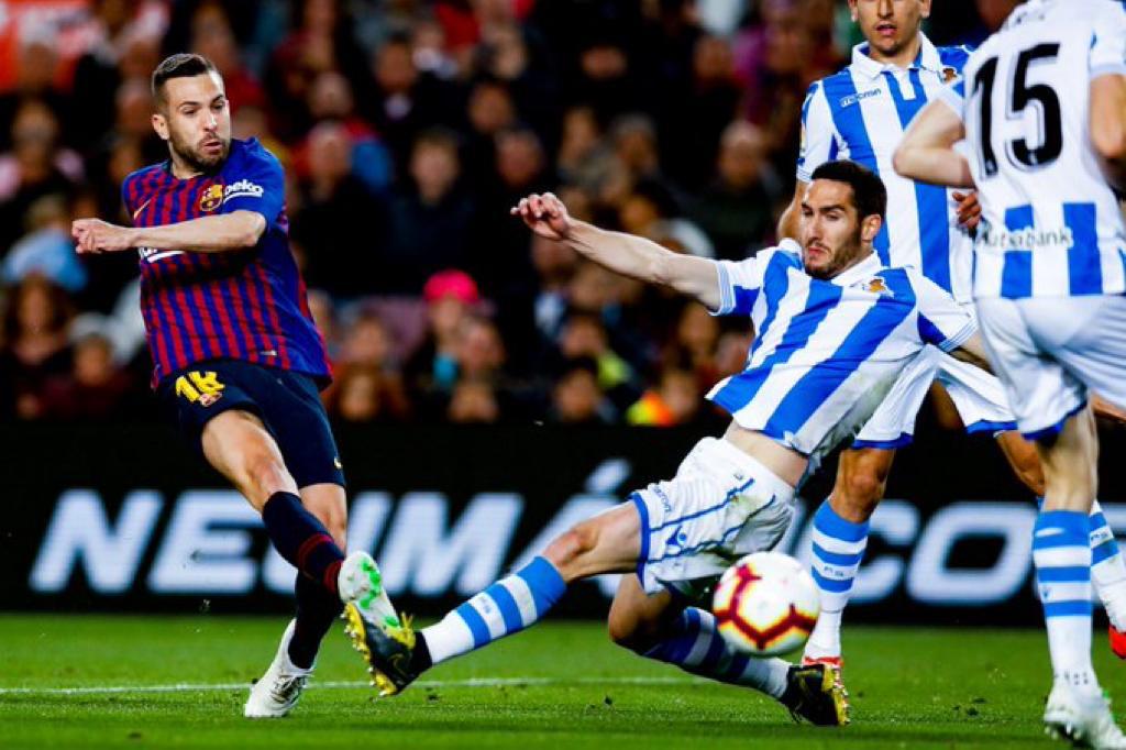 Pemain Barca, Jordi Alba melepaskan tendangan yang berbuah gol kemenangan untuk Blaugrana. (Foto: Twitter@barcelona)