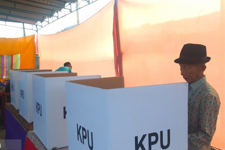 Warga menggunakan hak pilihnya pada Pilpres 2019. (Foto: dok/antara)