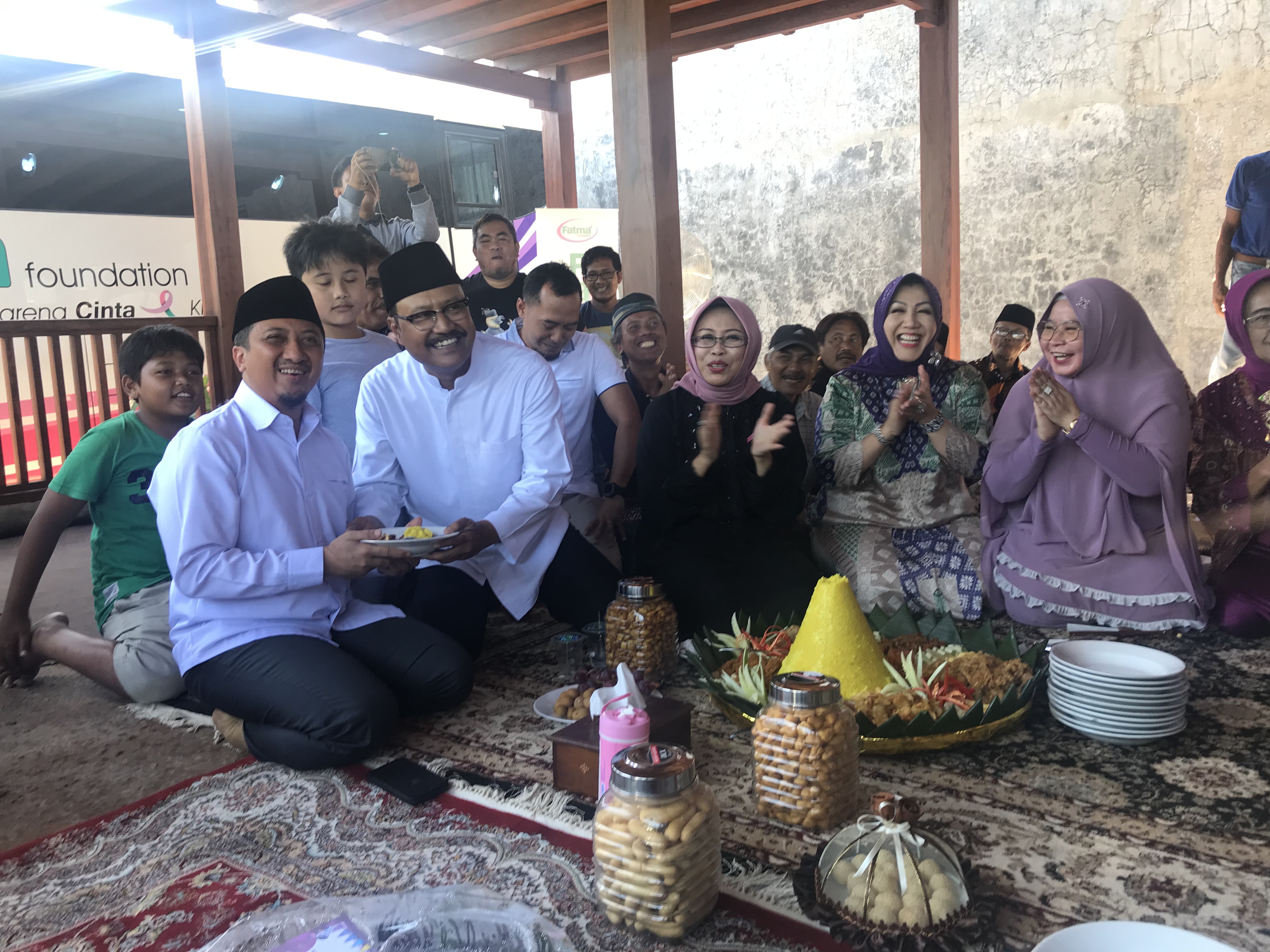 Saifullah Yusuf (Gus Ipul) memberikan potongan tumpeng pada Ustaz Yusuf Mansur, saat tasyakuran gedung baru Fatma Foundation, Minggu, 21 April 2019. (Foto: ngopibareng.id)