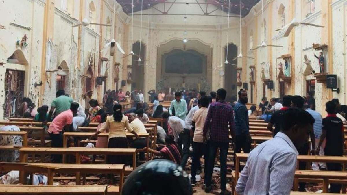 Kondisi Gereja St Sebastian di Katuwapitiya, Negombo, Sri Lanka, usai ledakan bom saat perayaan Misa Paskah, Minggu 21 April 2019. (Foto: REUTERS/Dinuka Liyanawatte)