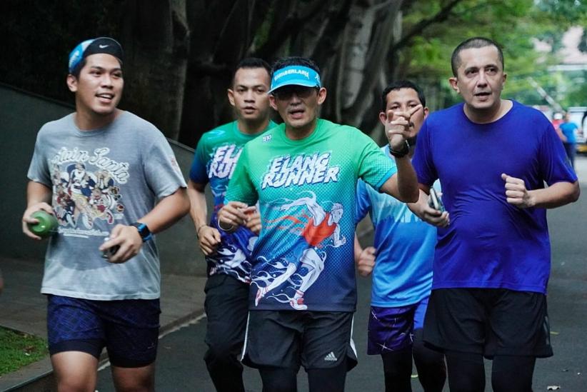 Sandi ditemani beberapa kawan dan pengawal berlari sore menuju Sudirman Central Businnes District (SCBD), Minggu, 21 April 2019. (Foto: twitter)