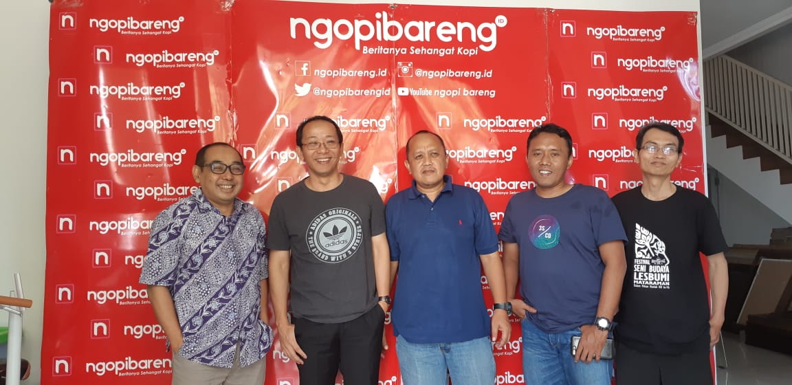 Agus Sudibyo dari Dewan Pers, bersama Arif Afandi (CEO ngopibareng.id, Fatkhurohman Taufik (Redaktur Pelaksana), dan  Riadi Ngasiran (Editor). (Foto: hasan bisri/ngopibareng.id)