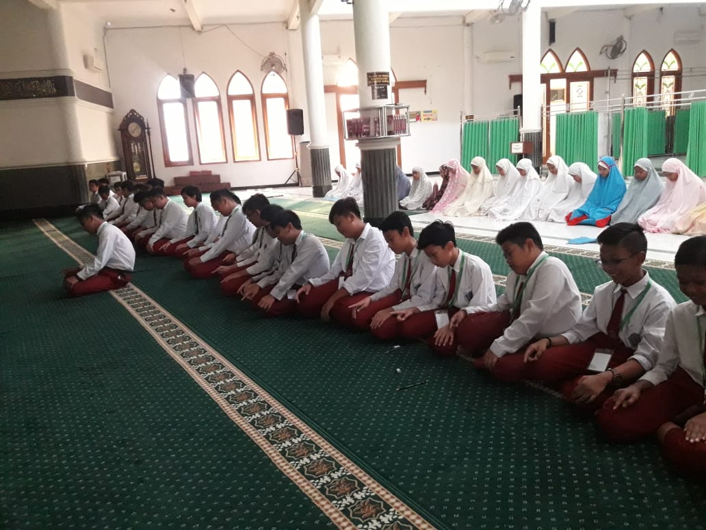 Siswa SD Khadijah 2 Surabaya melaksanakan salat Dhuha sebelum USBN. (Foto: Istimewa)