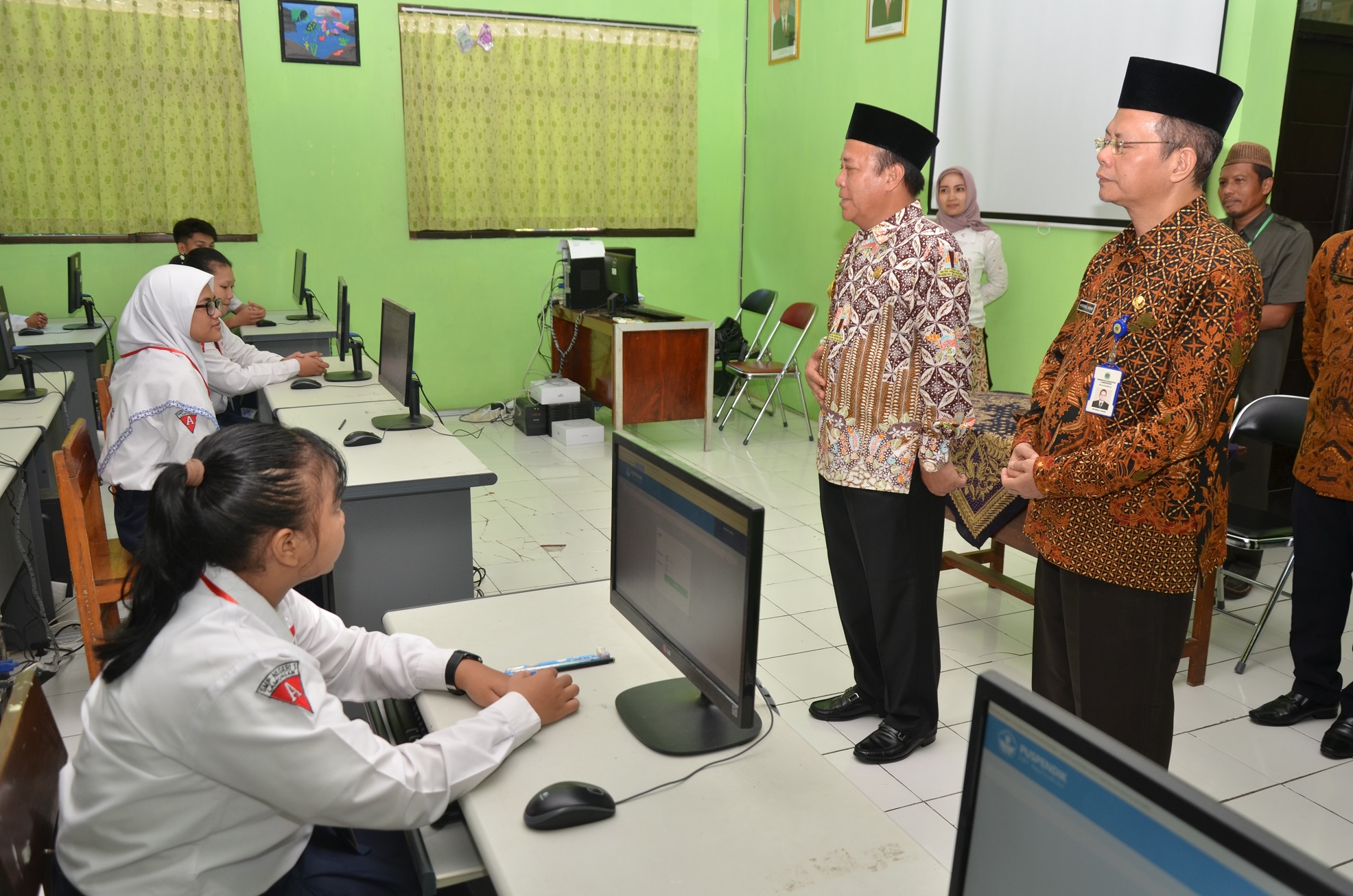 Bupati Fadeli saat melihat kesiapan UNBK SMP. (Foto: Totok/ngopi bareng.id)