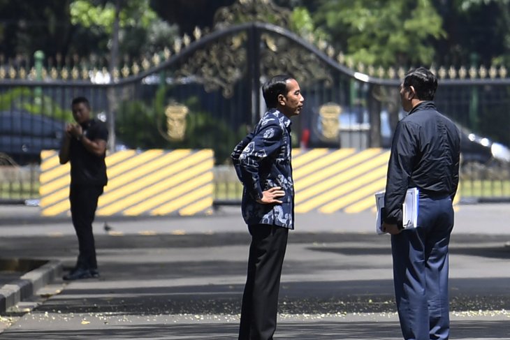 Presiden Joko Widodo (tengah) berbincang dengan Menteri Koordinator bidang Kemaritiman Luhut Panjaitan (kanan) usai rapat terbatas tentang ketersediaan anggaran dan pagu indikatif tahun 2020 di Kompleks Istana Kepresidenan, Jakarta, Senin 22 April 2019. (Foto: Antara/Puspa Perwitasari)