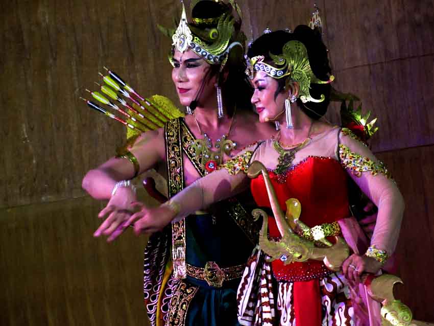 SENAPATI : Adegan saat Srikandi belajar memanah dengan Arjuna. (Foto-foto Erwan W)