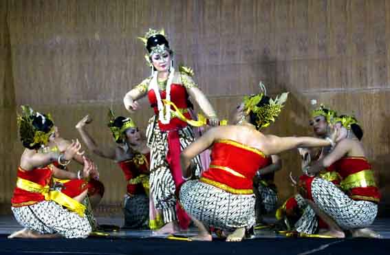 TANGGUH: Srikandi berlatih perang usai dinobatkan sebagai senapati.