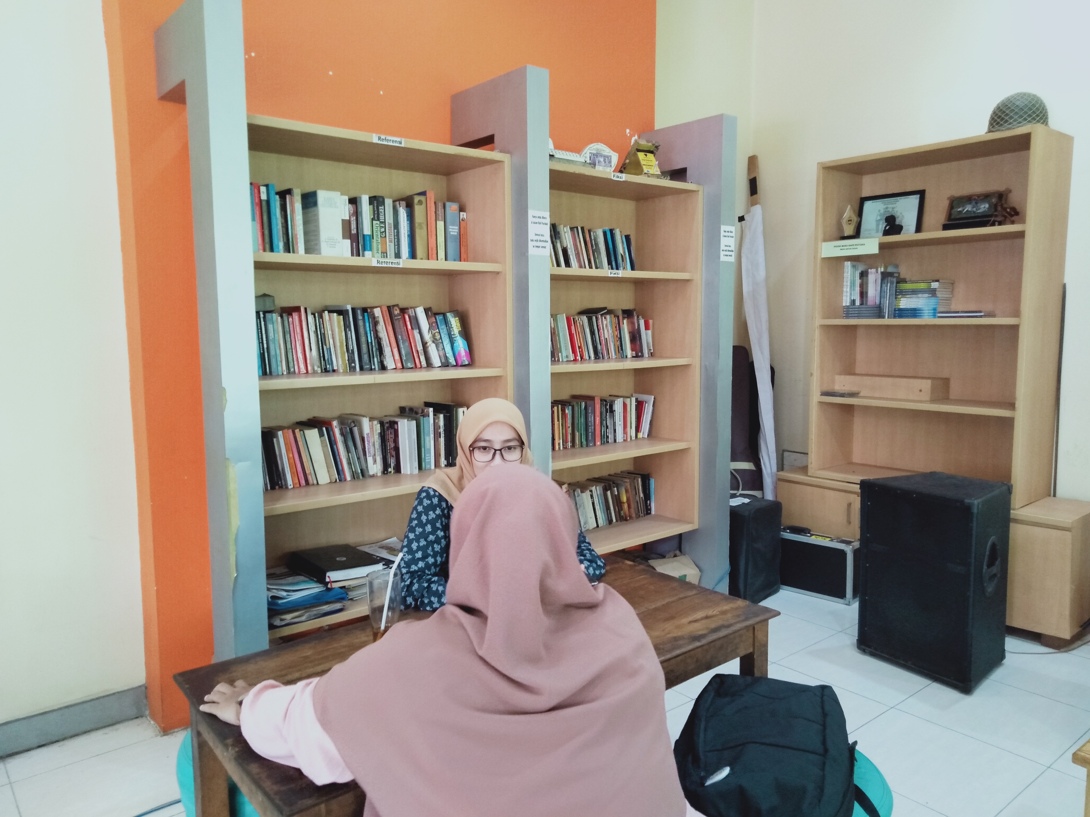Mahasiswi sedang berdiskusi di Kafe Pustaka. (Foto: fajar/ngopibareng.id)