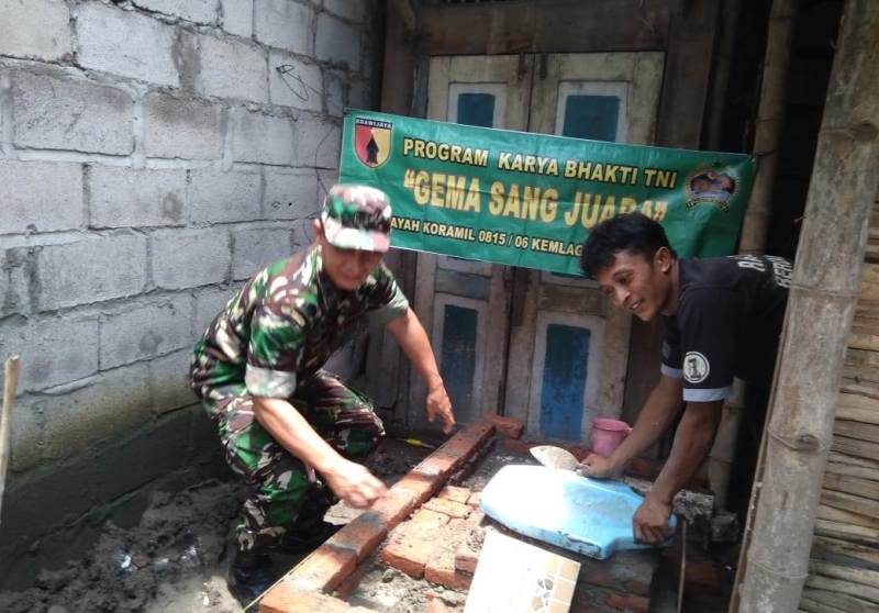 Anggota Koramil 0815/06 Kemlagi Bersama Warga Saat Mengerjakan Pembuatan Jamban 