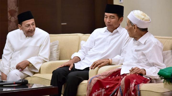 Joko Widodo saat bertemu Habib Luthfi Yahya dan KH Maemun Zubair. (Foto:data for ngopibareng.id)